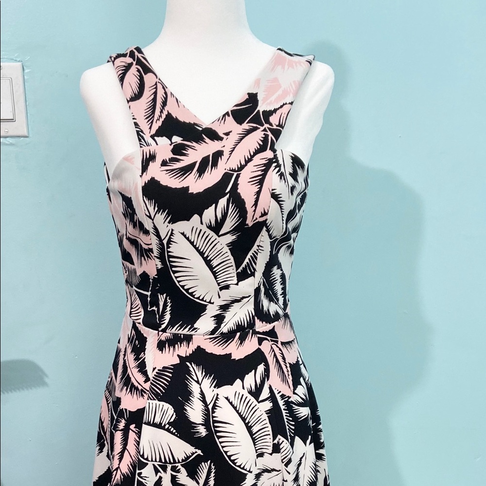 Guess Cute dress size 0 classy Fit size 2 as well